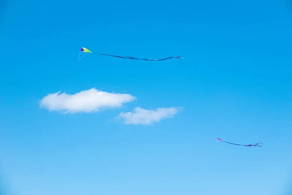 Barnens leksak drake flyger i en klarblå sommar himmel — Stockfoto