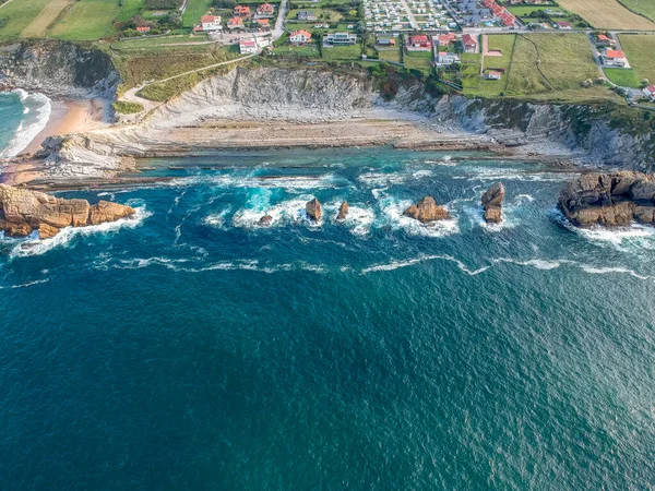 Dramatický pohled na Playa de la Arnia, skalnaté pobřeží v Santanderu, Kantábrie, Španělsko — Stock fotografie