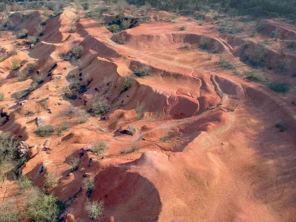 Bauxite madeni, yüzeydeki çiğ yıpranmış boksit tortulu kaya. — Stok fotoğraf