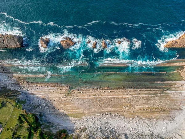 Dramatyczny widok na Playa de la Arnia, skaliste wybrzeże w Santander, Kantabria, Hiszpania — Zdjęcie stockowe