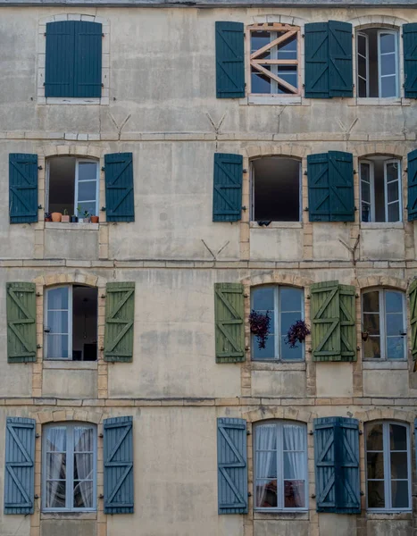 Traditionelle Fassaden mit bunten Fenstern in Bayonne, Baskenland, Frankreich — Stockfoto