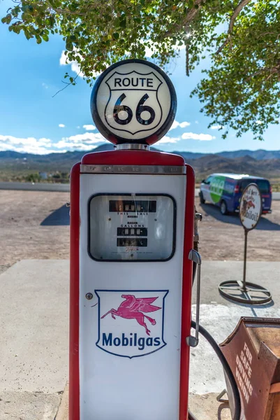 Viejos surtidores de gas retro en el paisaje rural —  Fotos de Stock