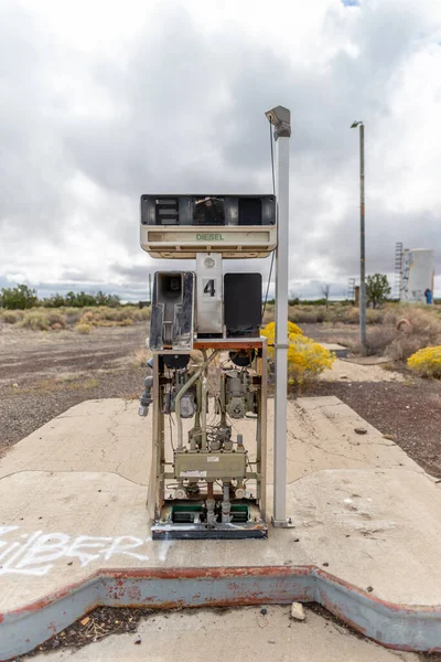 农村地区的老式复古气泵 — 图库照片