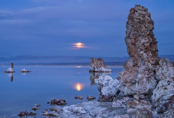 Μαγικό ηλιοβασίλεμα στη λίμνη Mono στην Καλιφόρνια, ΗΠΑ — Φωτογραφία Αρχείου