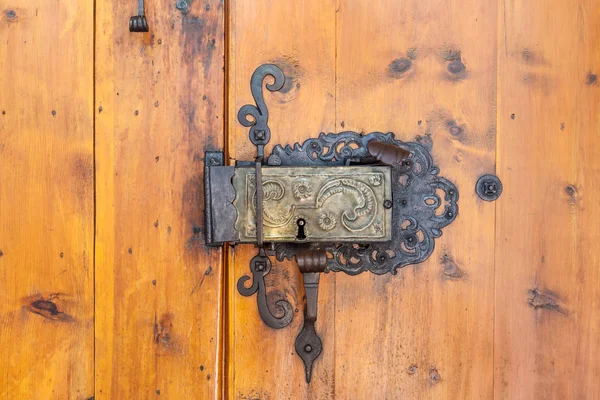 Portal Gereja Dengan Kunci Pintu Tua Gereja Paroki Santo Petrus — Stok Foto