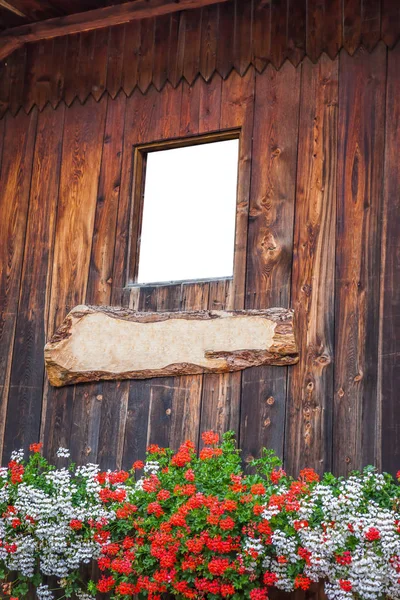 Fenêtre Bois Sur Ferme Isolée Avec Des Arrangements Fleurs Butem — Photo