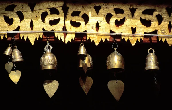 Campanas del corazón en templo Buddhist —  Fotos de Stock