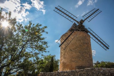 Saint-Saturnin-les-Apt, Provence, Fransa 'daki eski yel değirmeni