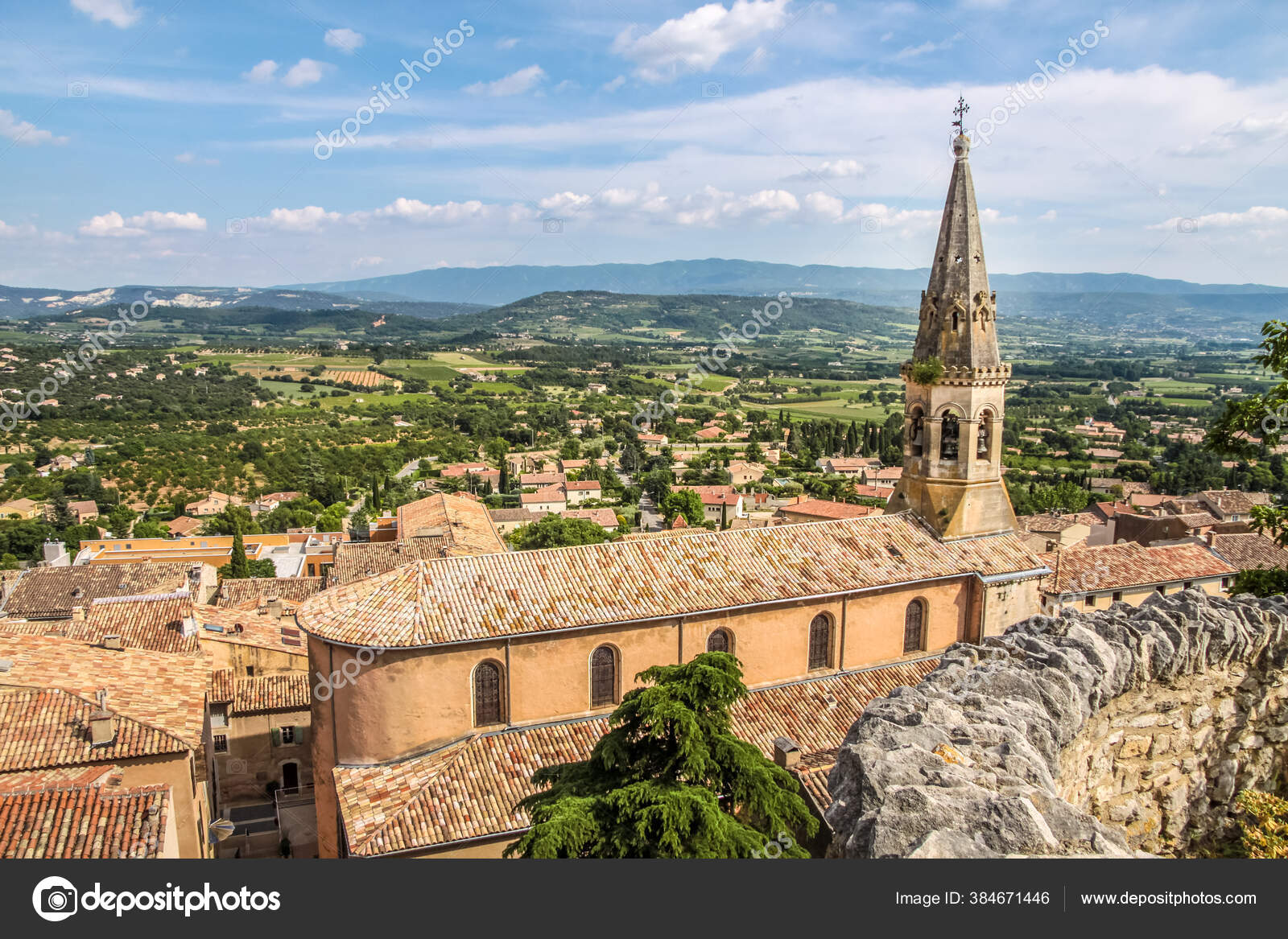 Vista Iglesia Del Pueblo Saint Saturnin Les Apt Provenza Francia Foto De Stock C Cmfotoworks