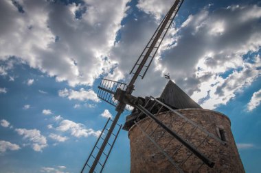 Saint-Saturnin-les-Apt, Provence, Fransa 'daki eski yel değirmeni