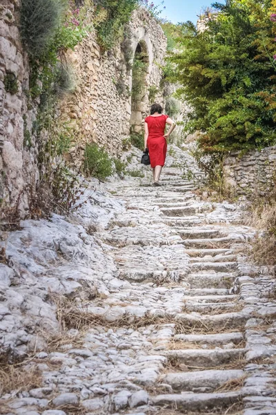 Young Woman Red Dress Village Saint Saturnin Les Apt Provence — Stock Photo, Image