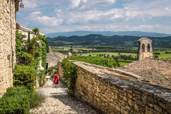 Jeune Femme Avec Robe Rouge Dans Village Joucas Provence France — Photo