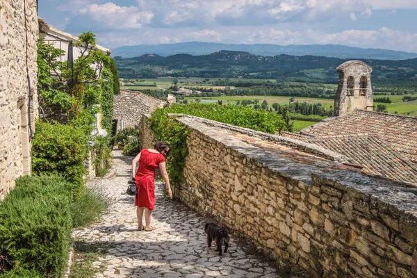 Fransa Nın Provence Kentindeki Joucas Köyünde Kırmızı Elbiseli Genç Bir — Stok fotoğraf