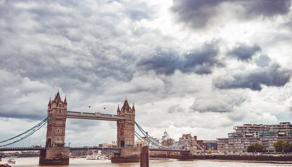 alacakaranlıkta Londra'da kule köprü nün dönüm noktası görünümü