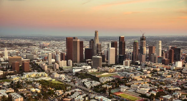 alacakaranlıkta los angeles siluetinin havadan görünümü