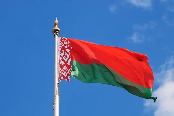 Bandera Nacional República Belarús Está Desarrollando Contra Cielo Azul Imagen De Stock