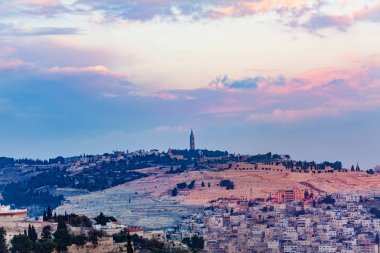 David kule ile Jerusalem cityscape günbatımında bir arka plan üzerinde doğal görünümünü