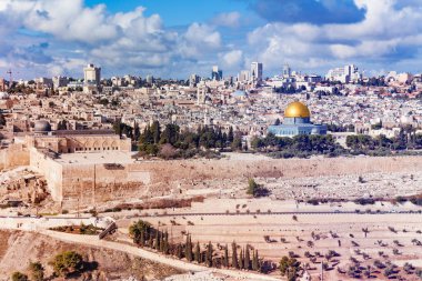 Jerusalem eski şehir panorama Western Wall ve güneşli bir gün Rock camide altın kubbesi ile