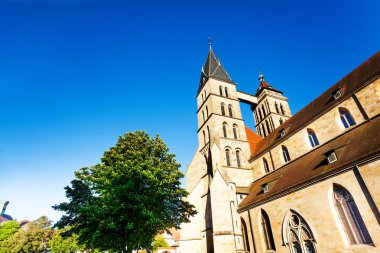 Onun İki Yataklı çan kulesinde Esslingen, Almanya ile Saint Dionysius Kilisesi'nin düşük açılı görünüş
