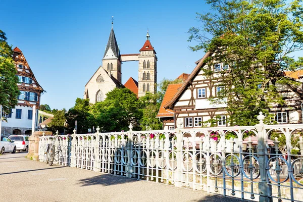 Hermosa Vista Del Terraplén Del Río Neckar Campanarios Iglesia San —  Fotos de Stock