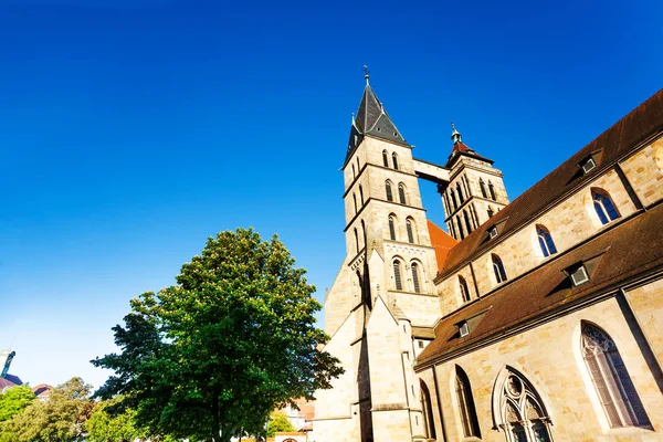 Низкоугольный Вид Церковь Святого Дионисия Двойной Колокольней Эслингене Германия — стоковое фото