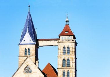İki Yataklı çan kulesi St. Dionysius Kilisesi karşı mavi gökyüzü, Esslingen, Almanya