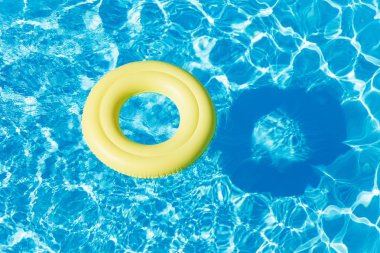 Su yüzeyinde yüzen sarı Kauçuk halka resmini üstten görünüm