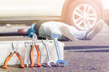 Yakın çekim resim araç kutusunun anahtarı ve araba için pense ile onarım