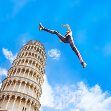 Pisa Kulesi yanındaki yüksek atlama spor giyim uygun kadın düşük açılı kavramsal ateş