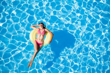 Pembe bikini ve sarı Kauçuk halka yüzme havuzu güneşlenme güneş gözlükleri çekici ince kadın