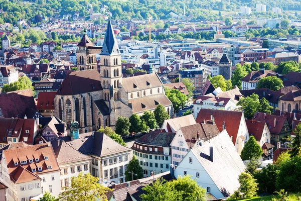 晴れた日に ドイツ ヨーロッパで聖ディオニュシオス教会と中世のエスリンゲン アーキテクチャの航空写真 — ストック写真