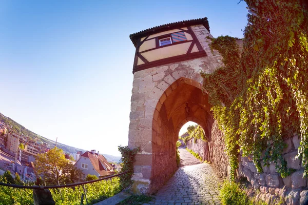 夕暮れ エスリンゲン ドイツ Neckarhaldentor ゲート タワーを介して歩道 — ストック写真