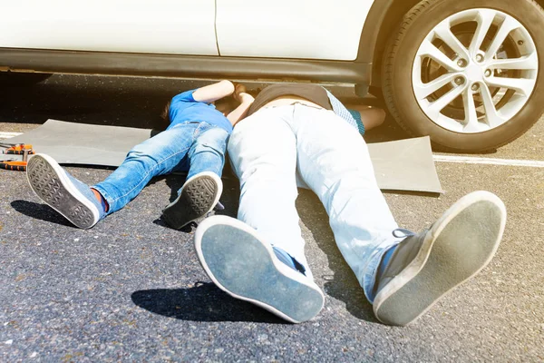 Mężczyzna Dziecko Chłopca Leżącego Pod Samochód Robi Niektóre Prace Konserwacyjne — Zdjęcie stockowe