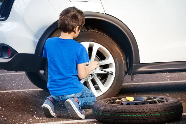 Retrato Retrovisor Del Niño Aprendiendo Cambiar Neumático Pinchado Con Abrazadera — Foto de Stock