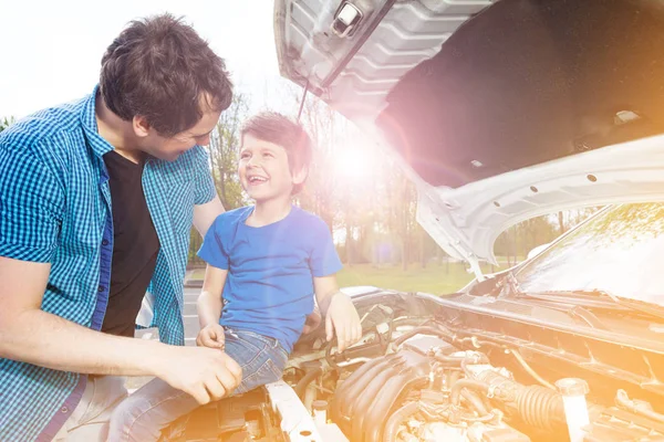 Yedi Yıl Yaşlı Çocuk Oturan Babası Dışında Motoru Tamir Ederken — Stok fotoğraf