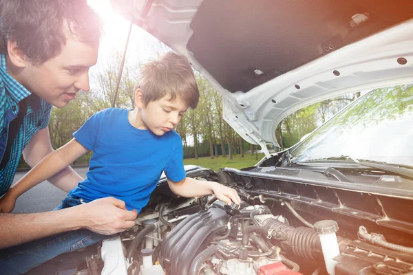 Portret Van Kleine Jongen Zittend Kap Van Auto Kijken Naar — Stockfoto