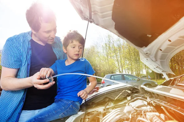 Fadern Visar Hans Gamla Kid Oljenivån Bilmotor Nära Garaget Solig — Stockfoto