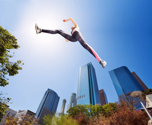 Joven Deportista Capturada Salto Longitud Parque Verano Centro Vista Desde —  Fotos de Stock