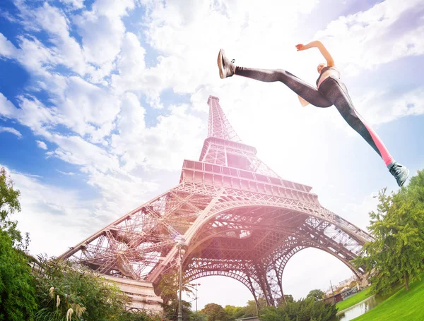 埃菲尔铁塔附近年轻天才运动员跳跃的低角动态拍摄 — 图库照片
