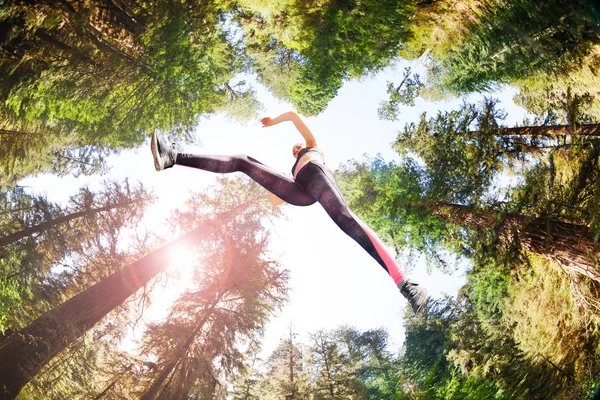 Девочку Поймали Прыжке Бегала Прыгала Утром Солнечном Лесу — стоковое фото