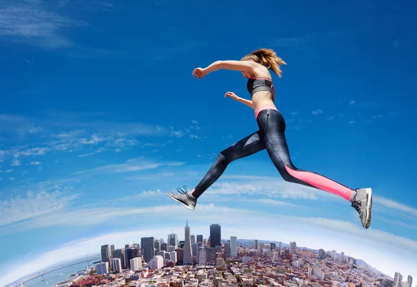 Rennendes Und Springendes Mädchen Mit San Francisco Skyline Hintergrund — Stockfoto