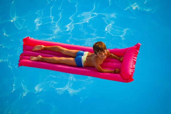 Vista Ángulo Alto Del Niño Sonriente Nadando Colchón Inflable Rosado —  Fotos de Stock