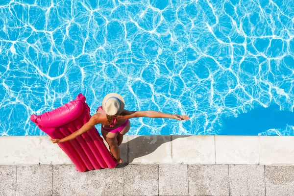 Vista Aérea Mulher Chapéu Que Está Beira Piscina Segurando Colchão — Fotografia de Stock