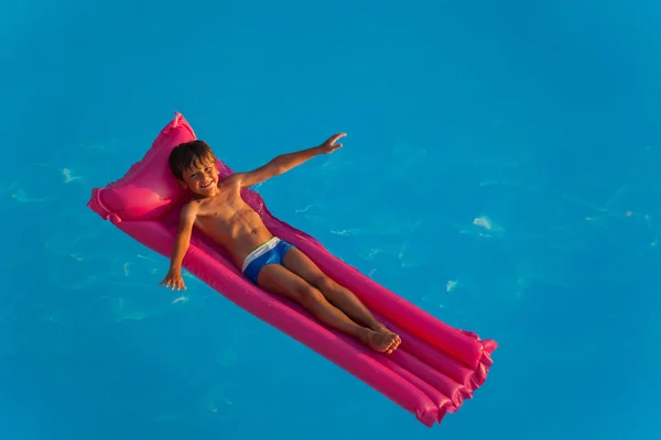 Pohled Vysoké Úhlu Relaxační Happy Boy Růžový Nafukovací Matraci Bazénu — Stock fotografie