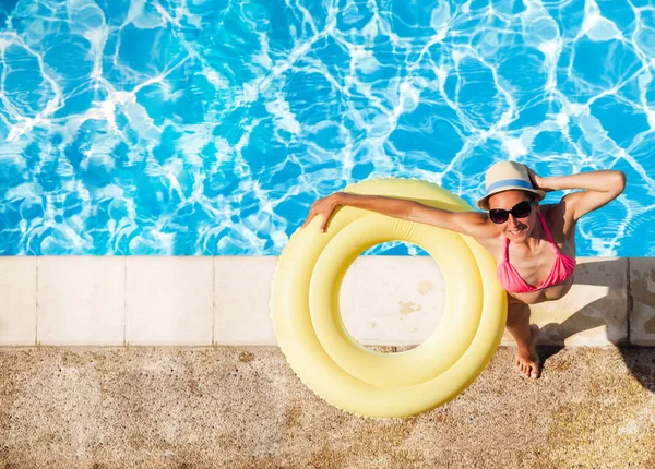 Vista Superior Mulher Bonita Chapéu Que Está Beira Piscina Segurando — Fotografia de Stock