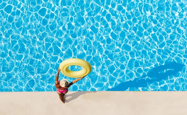 Flygfoto Över Kvinnan Stråhatt Stående Vid Poolen Hålla Gul Uppblåsbar — Stockfoto