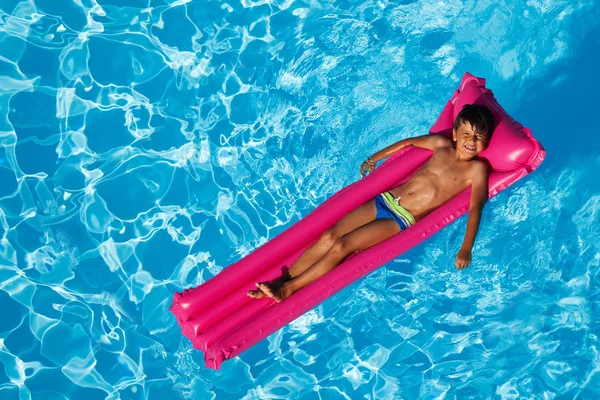 Niño Feliz Tomando Sol Salón Inflable Piscina —  Fotos de Stock