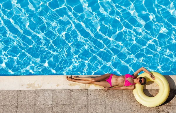 Mulher Atraente Biquíni Rosa Deitado Anel Borracha Relaxante Perto Piscina — Fotografia de Stock