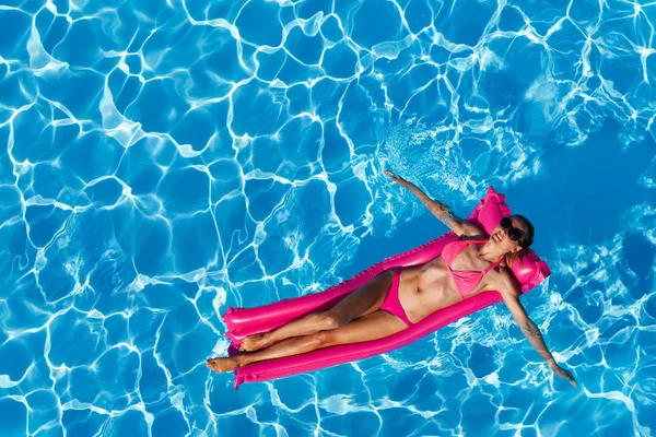 Портрет Расслабленной Женщины Розовом Бикини Солнечных Очках Плавающих Надувном Матрасе — стоковое фото