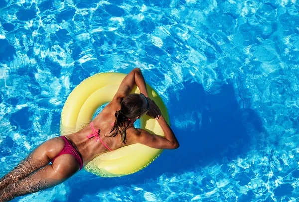 Ovanifrån Sexig Ung Kvinna Rosa Bikini Njuter Solbränna Flyter Gula — Stockfoto